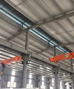 Tổng quan về cầu trục dầm đơn 5 tấn x 19 mét - Tải trọng nâng: 5 tấn - Khẩu độ: 19 mét - Chiều cao nâng hạ: 6 mét - Chiều dài đường chạy ray: 90 mét - Cầu trục sử dụng palang cáp điện 5 tấn SungDo - Hàn Quốc Cầu trục dầm đơn 5 tấn x 19m khẩu độ ngang Hình ảnh cầu trục dầm đơn 3 tấn x 14m trên cao nhà xưởng Cầu trục 5 tấn dầm đơn màu da cam hoạt động trên cao nhà xưởng Cầu trục dầm đơn 5 tấn x 19 mét Cầu trục 5 tấn dầm đơn Cầu trục 5 tấn dầm đơn, khẩu độ 19 mét Những ưu điểm khi sử dụng cầu trục dầm đơn 5 tấn, 19 mét - Cầu trục 5 tấn sử dụng palang cáp điện Sungdo - Hàn Quốc - Di chuyển dọc cầu trục 5 tấn được tích hợp biến tần làm mềm chuyển động - Cơ cấu điều khiển cầu trục 5 tấn: điều khiển từ xa – Jeico – Hàn Quốc - Toàn bộ cấu hình cho cầu trục 5 tấn là cấu hình chuẩn (cấu hình mới nhất, hiện đại nhất) - Thời gian bảo hành lên tới 12 tháng. - Vật tư thay thế có sẵn. - Thời gian khấu hao sản phẩm lâu năm. - Dịch vụ cung cấp sau bán hàng của thiết bị cầu trục 5 tấn được đánh giá tốt. Cầu trục dầm đơn 5 tấn